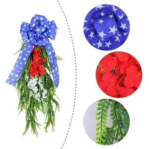 Corona de puerta patriótica del Día de la Independencia con lazo de estrellas y flores rojas