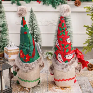 Gnomos navideños festivos con gorros estampados para decoración del hogar.