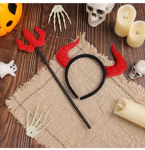 Serre-tête cornes de diable rouges à paillettes et trident assorti pour Halloween.