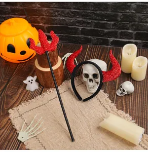 Serre-tête cornes de diable rouges à paillettes et trident pour décors de Halloween.