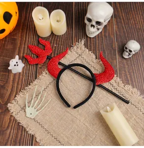 Détail d'un serre-tête cornes de diable rouges à paillettes et trident pour fêtes d'Halloween