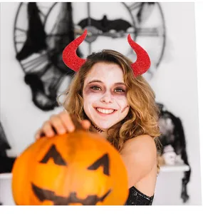 Serre-tête cornes de diable rouge scintillant porté par un mannequin pour Halloween