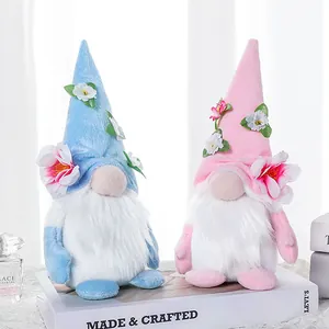 Détail de deux gnomes à fleurs pour la fête des mères en rose et bleu pour la déco.