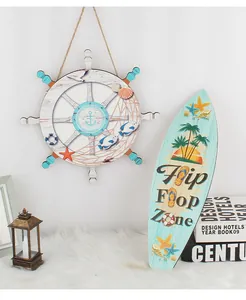 Set de decoración náutica de madera con tabla de surf y timón para pared de casa