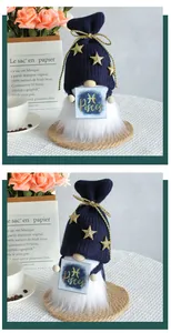 Vista dettagliata dello gnomo zodiacale Pesci fatto a mano con cappello di maglia blu