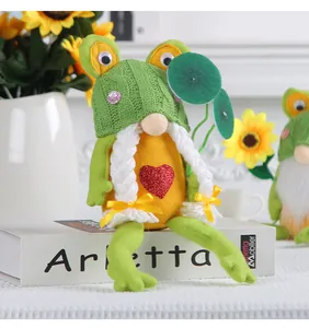 Dettaglio di una simpatica bambola gnomo rana con cappello in maglia verde e corpo in feltro