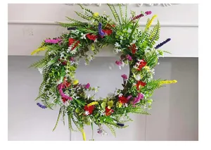 Dettaglio di una vivace ghirlanda di fiori selvatici del Texas con foglie e fiori colorati.