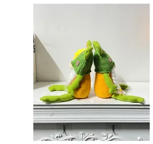 Coppia di adorabili gnomi di peluche con cappelli a ranocchia e barbe bianche decorative
