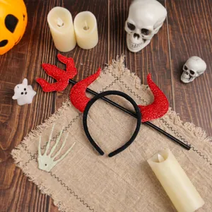 Serre-tête à cornes de diable rouges pailletées et son trident pour les fêtes d'Halloween.
