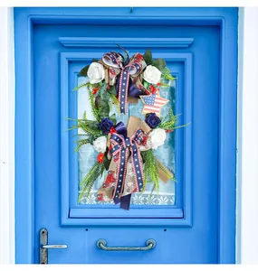 Vista dettagliata della ghirlanda per porta del 4 luglio con nastri patriottici a stelle