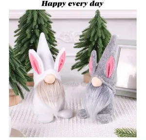 Mignons gnomes de lapin de Pâques blancs et gris avec barbe en fourrure sur tapis doux