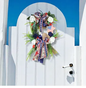 Dettaglio ghirlanda per il Giorno dell'Indipendenza con rose blu e nastri patriottici.