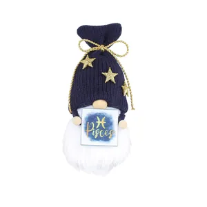 Gnomo di peluche segno Pesci con cappello a maglia blu navy e folta barba bianca