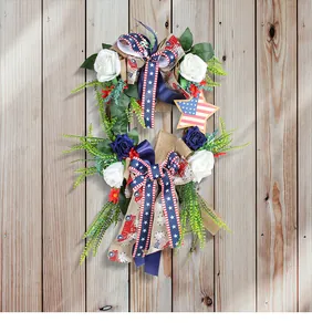 Ghirlanda patriottica del Giorno dell'Indipendenza con rose e fiocchi USA