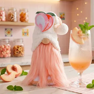 Sommerlicher Pfirsich-Gnom mit rosa Bart und weißer Mütze für die Dekoration