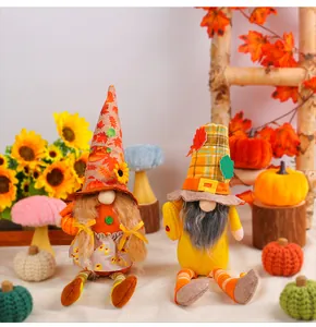 Nahaufnahme von Ernte-Gnompuppen mit Sonnenblumen und herbstlichem Hintergrund