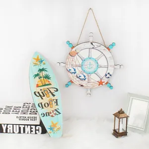 Juego de decoración de pared de madera estilo mediterráneo con tabla de surf y timón de barco