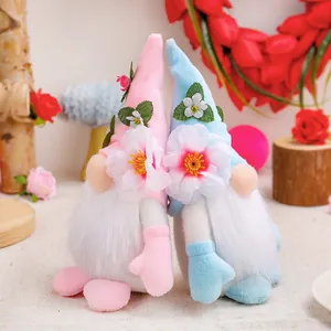 Adorables gnomes à fleurs roses et bleues en peluche pour déco de fête des mères.