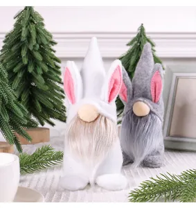 Vue détaillée de gnomes de lapin de Pâques blancs et gris avec barbes et oreilles roses
