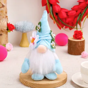 Poupée en peluche gnome floral de la fête des mères avec fleurs blanches pour décoration.