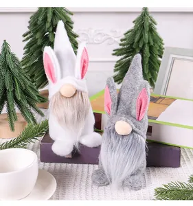 Détail de gnomes de lapin de Pâques blancs et gris avec oreilles en peluche et barbe.