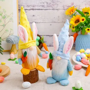 Mignonnes poupées en peluche de gnome de Pâques avec longues barbes et carottes