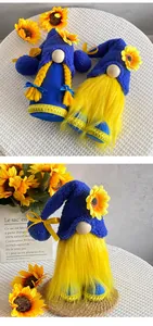 Vista dettagliata di simpatici gnomi di peluche girasole nei colori blu reale e giallo