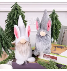 Gros plan de mignons gnomes de lapin de Pâques avec oreilles roses et barbe douce