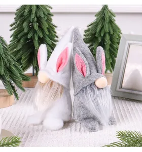 Gros plan sur les textures douces en fourrure et feutre des gnomes de Pâques gris et blanc