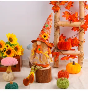 Detailansicht der handgemachten Herbst-Zwergpuppe mit Sonnenblumenhut für Erntedank