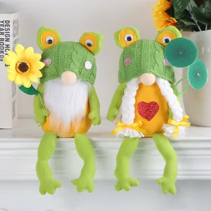 Set di due simpatici gnomi rana di peluche con cappelli di maglia per la casa deco