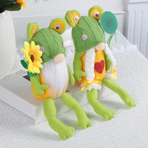 Set di due simpatici gnomi rana con cappelli di maglia verdi e decorazione girasole