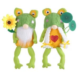 Coppia di simpatici gnomi rana di peluche con cappelli di maglia verdi e girasole