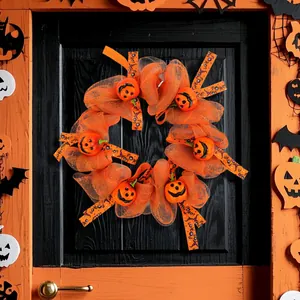 Handgemachter Halloween-Kranz aus Netz mit Kürbis-Dekoration für die Haustürdekoration