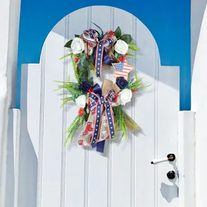 Ghirlanda patriottica per il Giorno dell'Indipendenza USA con fiori e fiocchi per porta