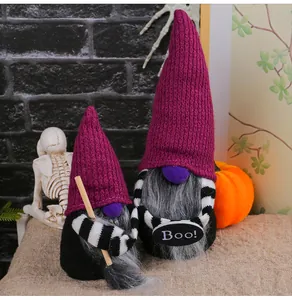 Detailansicht von zwei Halloween-Zwergen mit lila Hüten und einem kleinen Besen als Deko