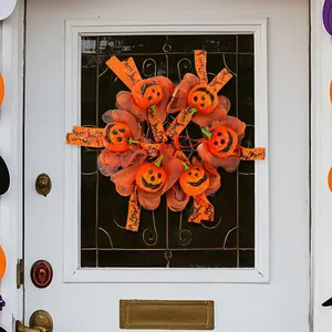 Halloween Kürbis Türkranz zur Dekoration mit orangefarbenem Netz und Spinnenbändern