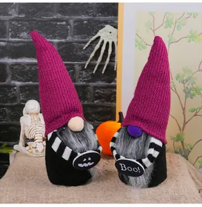 Detailansicht von zwei Halloween-Gartenzwergen mit Strickmützen und gestreiftem Schal