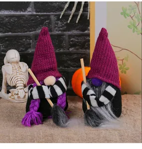 Detail von zwei Halloween-Gnome mit magentafarbenen Hüten und Besen auf Sackleinen