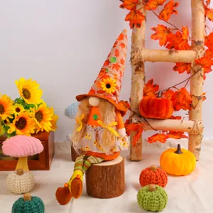 Handgefertigte Herbst-Dankfest-Gnom-Puppe mit langen Beinen und Sonnenblumen-Dekor