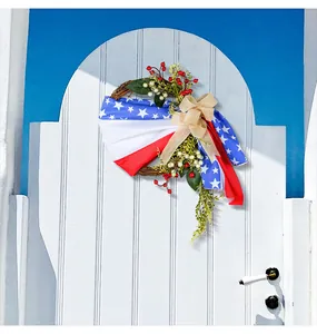 Corona patriótica del Día de la Independencia con estrellas y rayas en una puerta