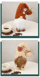 Vista detallada de dos muñecos gnomos con temática de café y gorros de peluche suaves
