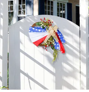 Corona del Día de la Independencia americana con estrellas y rayas en puerta blanca