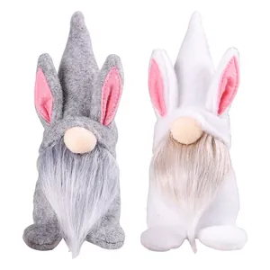 Paire de mignons gnomes de lapin de Pâques en peluche, décorations gris et blanc.