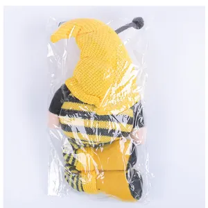 Pluche bijen-thema kabouterpop verpakt in een transparante plastic verzendzak voor levering