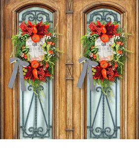 Detailweergave van herfstoogstkransen met pompoenen op decoratieve houten deuren