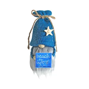 Gnomo da spiaggia con cappello blu a stella marina e cartello con scritta Beach Life