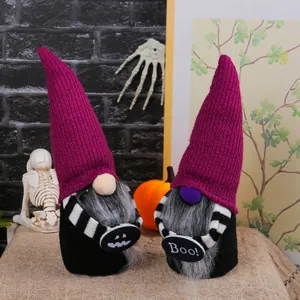 Festliche Halloween Zwerge ohne Gesicht mit lila Hüten und Boo-Schild für die Deko