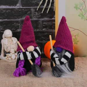 Zwei Halloween-Zwerge mit magentafarbenen Hüten und Besen auf rustikalem Hintergrund