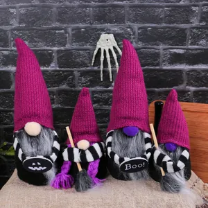 Handgefertigtes Halloween-Gnomen-Set mit lila Strickmützen, Streifendetails und Besen